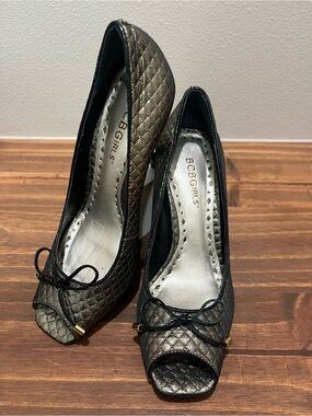 BCBG Girls Heels Women's Sz 36 (US 6)  metallic quilted peep-toe heels W/Bow